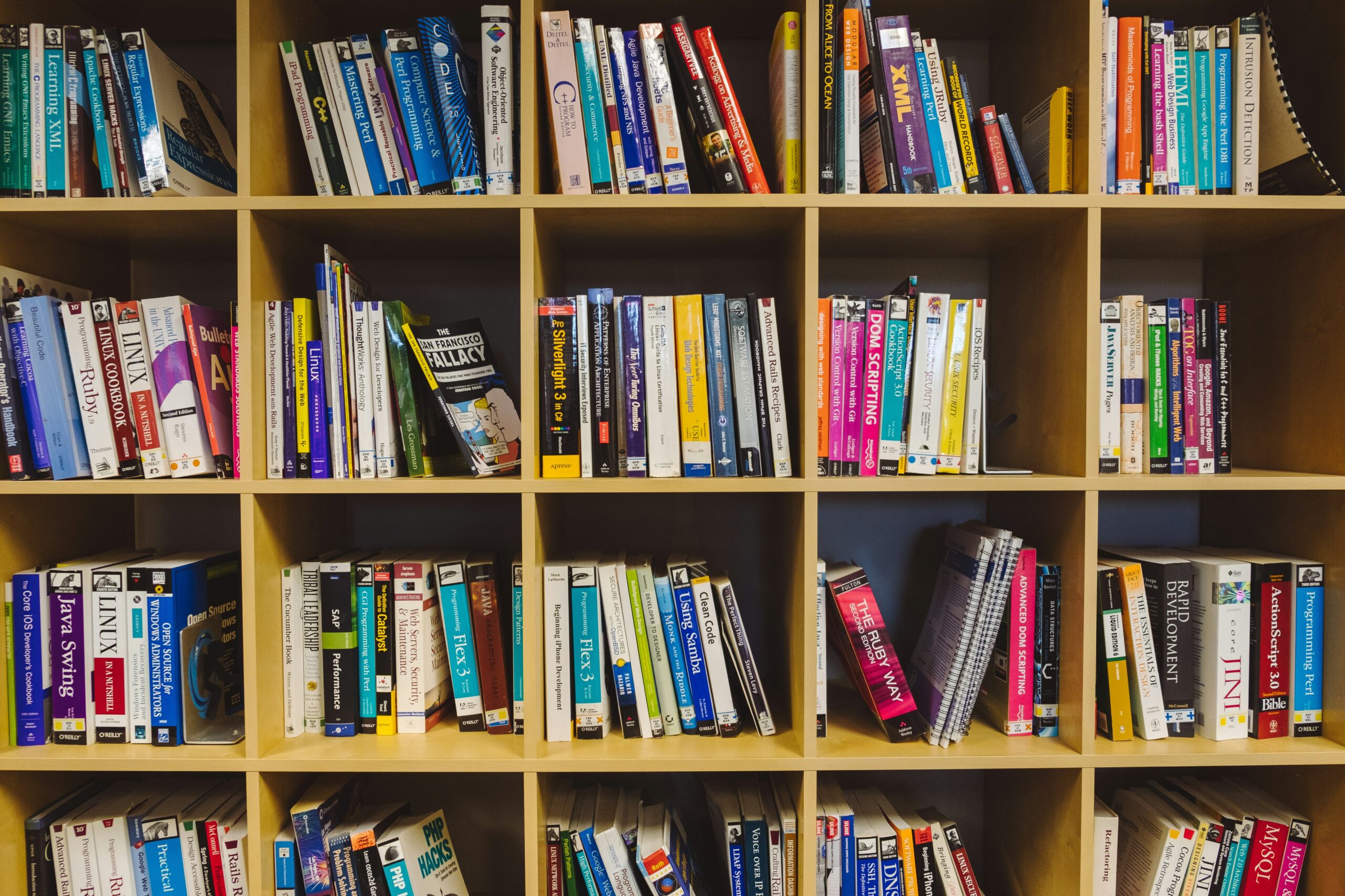 fotografía del estante de una librería lleno de libros en inglés
